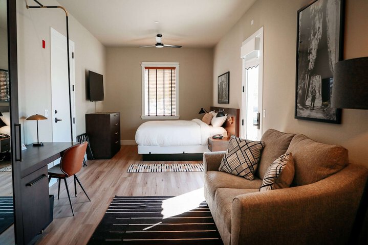 1 King Bed (6 of 20)