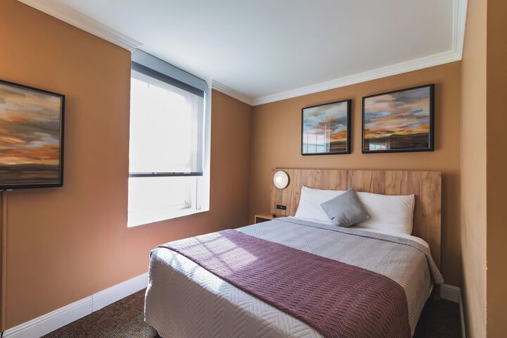 1 Queen Bed (7 of 13)