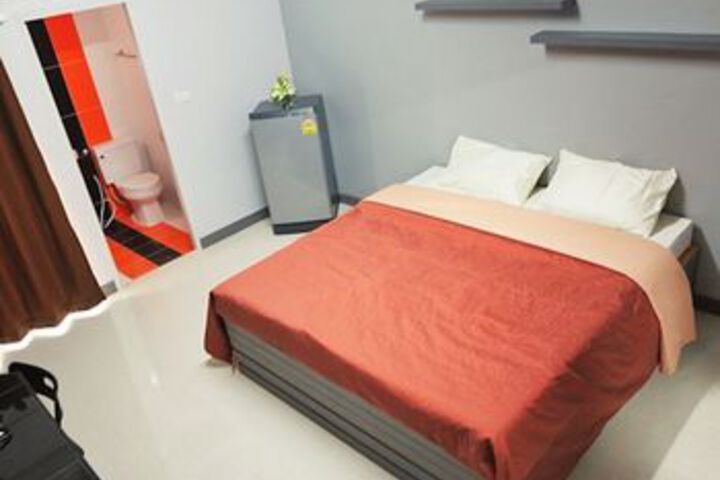 Room 8 of 9
