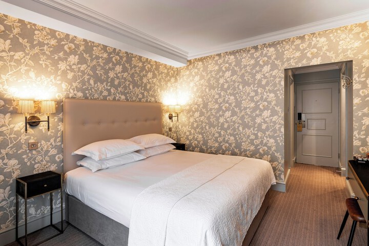 Room 47 of 98