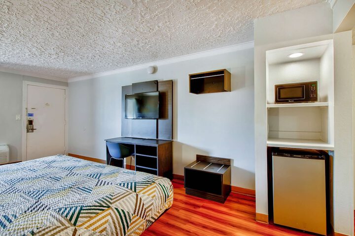 1 King Bed (1 of 18)