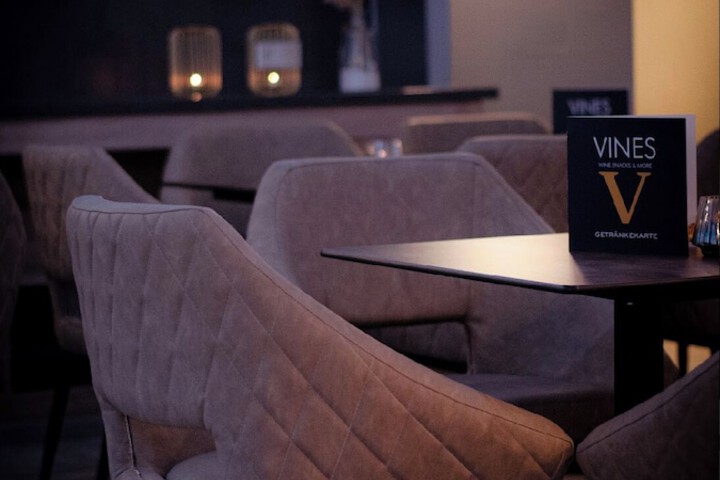 Lounge 15 of 18