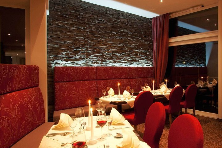 Dining 26 of 36
