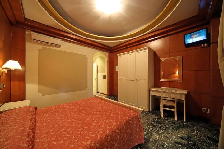 Room 4 of 25
