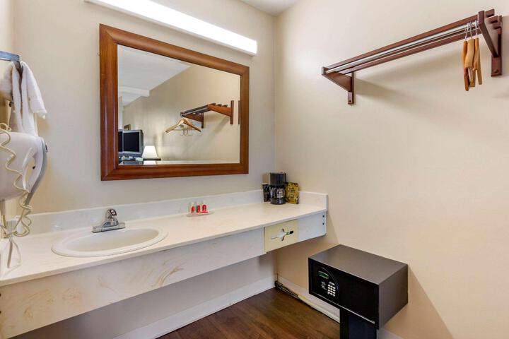 2 Queen Beds Mobility Accessible Tub (1 of 10)