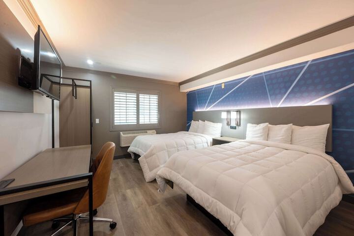 2 Double Beds (7 of 8)