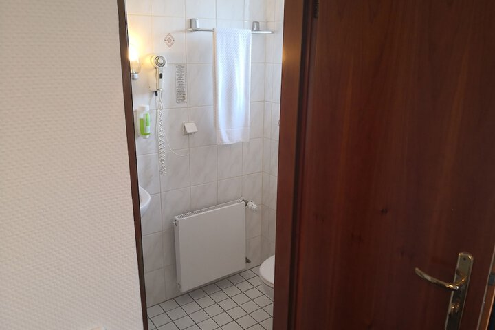 Room 16 of 38