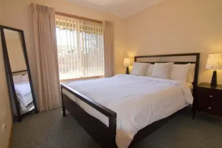 Room 2 of 10