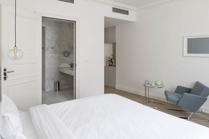Room 2 of 33