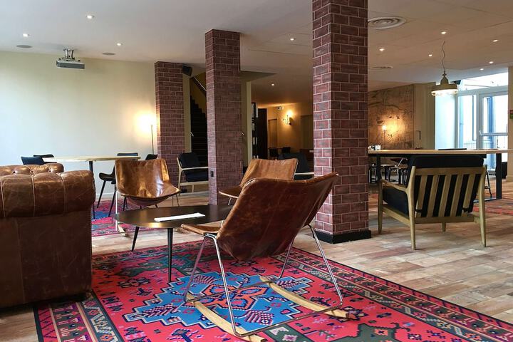 Lounge 70 of 79