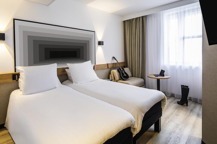 Room 8 of 32