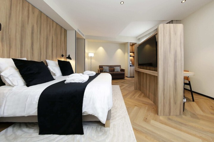 Room 6 of 60