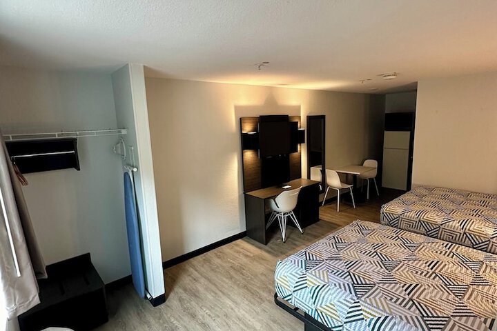 1 Queen Bed Kitchen (3 of 16)