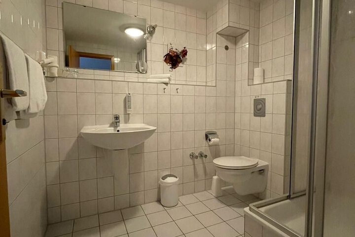Room 25 of 46