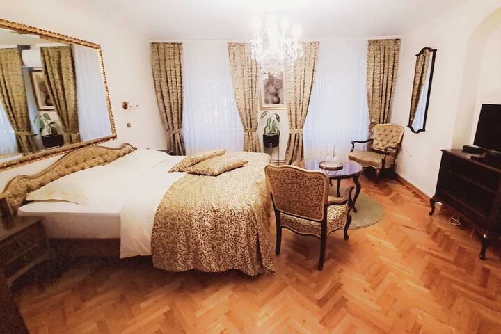Room 8 of 21