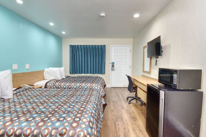 1 Queen Bed (4 of 12)