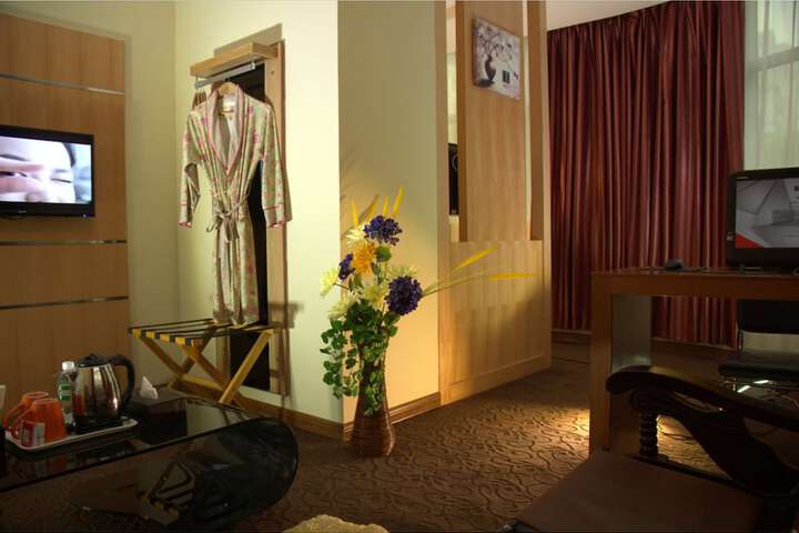 Room 11 of 18