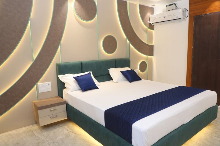 Room 17 of 37