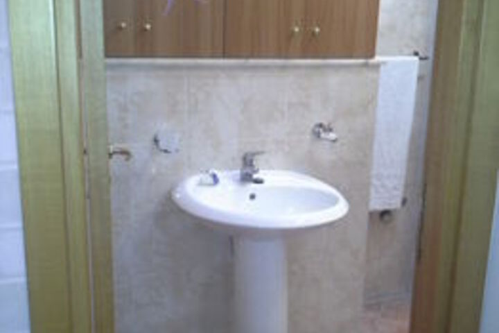 Room 4 of 33