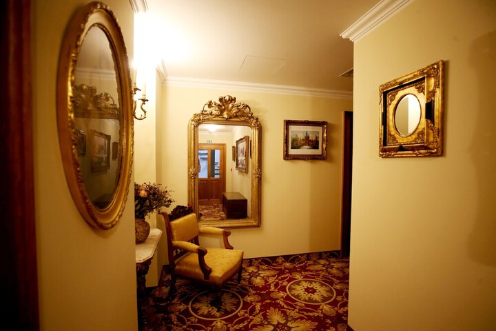 Ballroom/Hall 70 of 90
