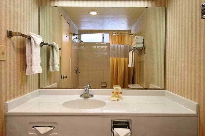Room 4 of 7
