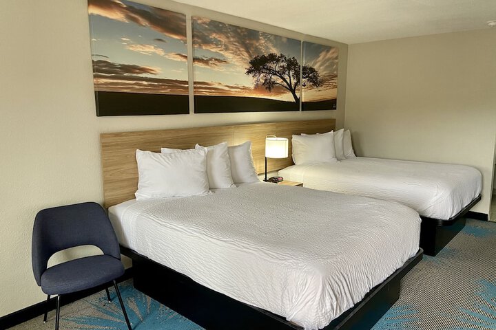 2 Queen Beds (3 of 15)