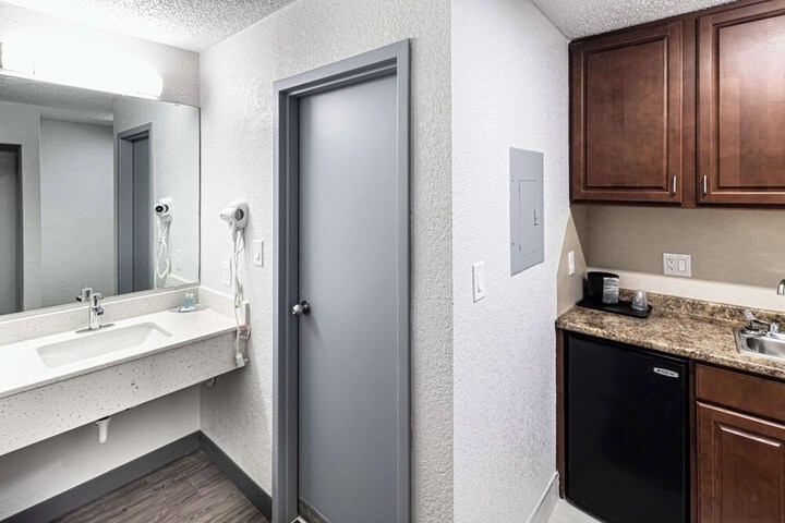 1 Queen Bed Accessible (3 of 25)
