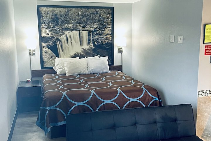 1 King Bed (12 of 14)