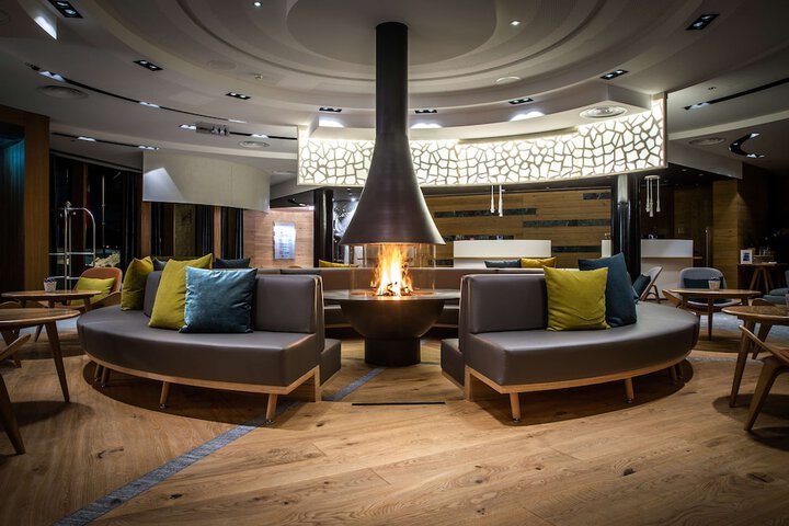 Lounge 133 of 198