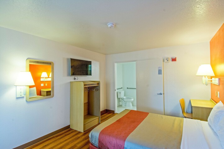 1 Queen Bed (7 of 9)