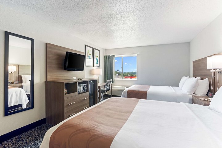 2 Queen Beds (1 of 11)