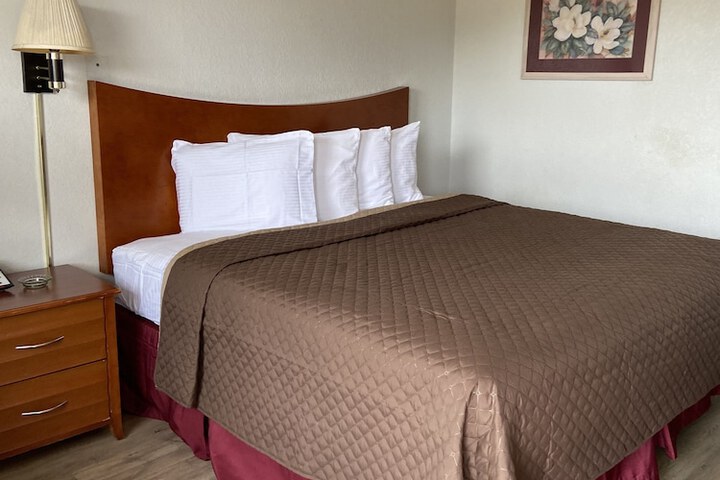Single King Bed (7 of 20)