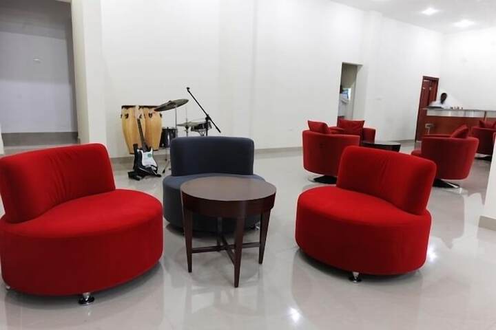 Lounge 17 of 20