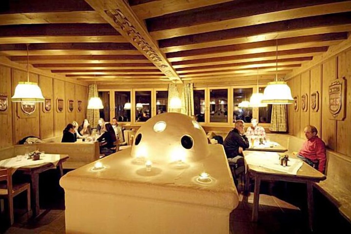 Dining 35 of 48