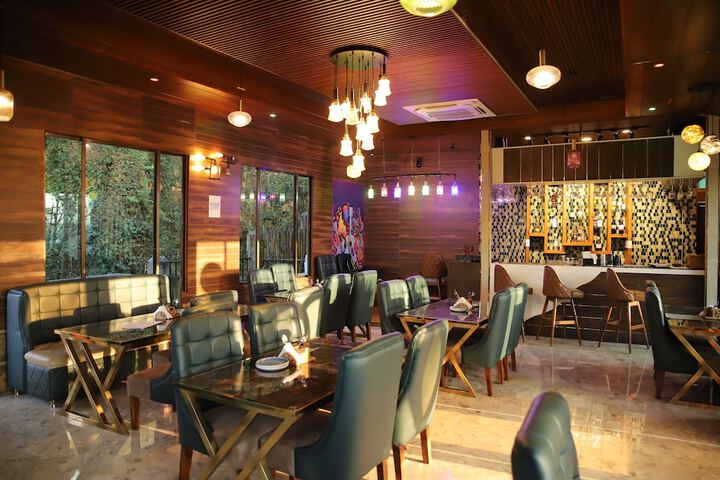 Lounge 44 of 68