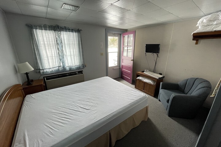 Room 4 of 8