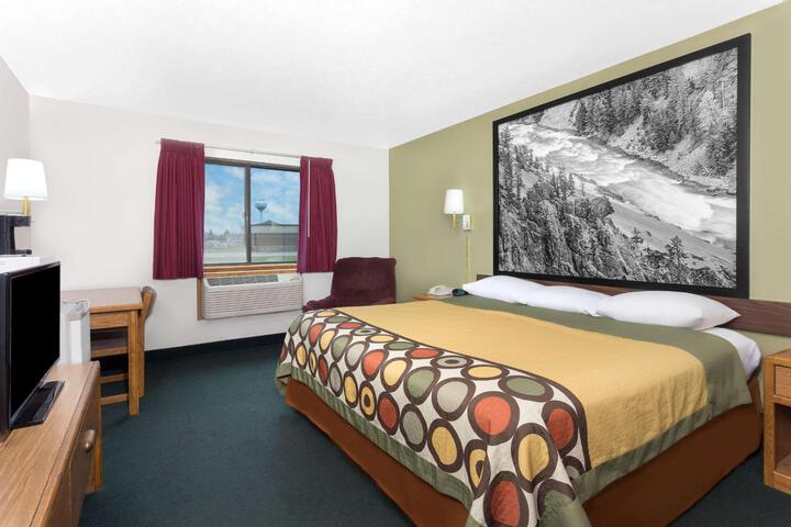 1 King Bed (6 of 8)