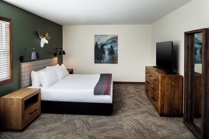 Lodge King Bed Main Building (15 of 15)