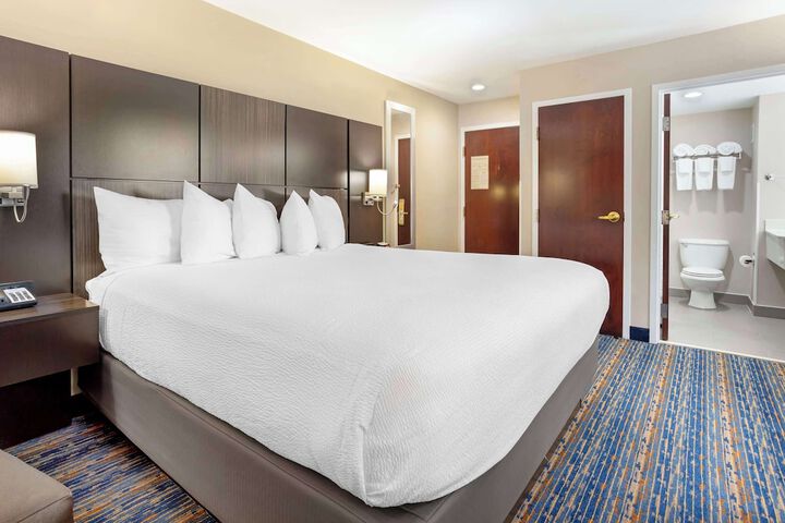 1 King Bed High Speed Internet Accessible Refrigerator, Coffee Maker, Hairdryer Full Breakfast (4 of 7)
