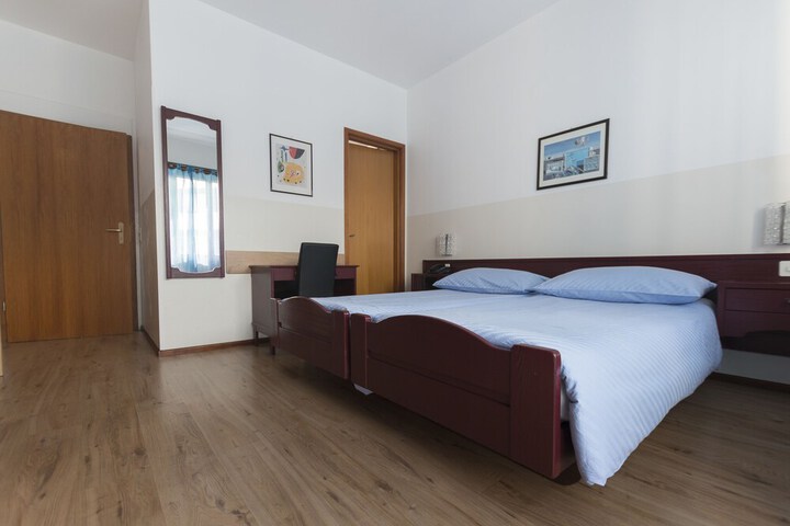 Room 17 of 40