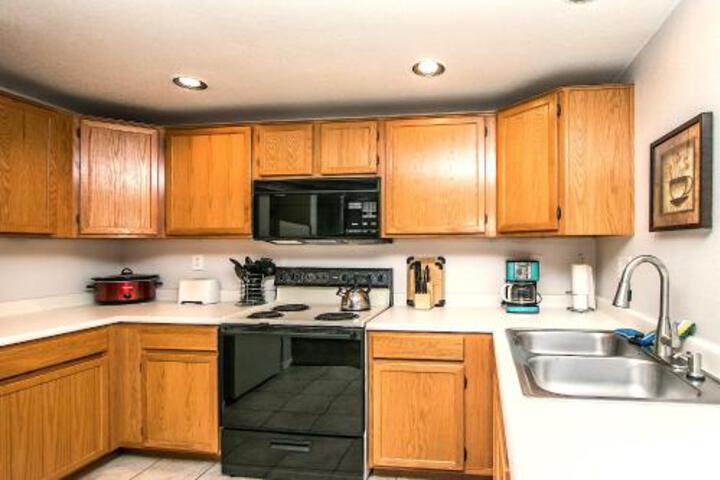 Resort Community: Three Heated 24 7 365 Pools Mile Walk To N. Mtn. Preserve in Phoenix, AZ