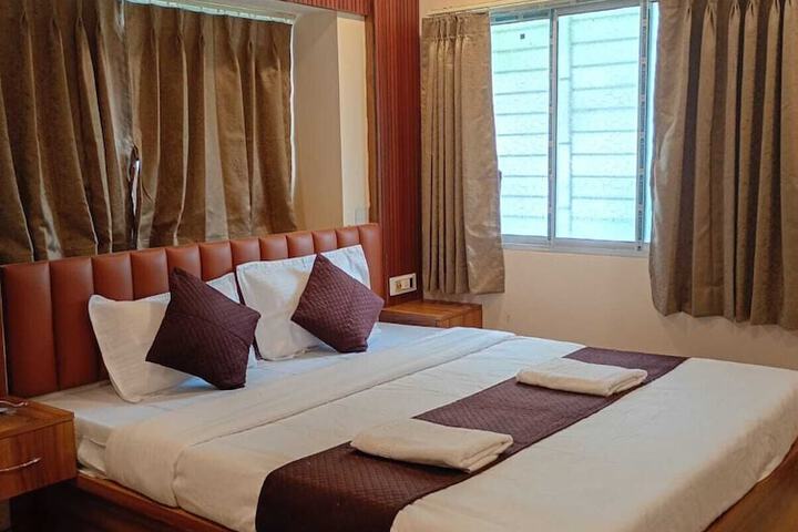 Room 8 of 16