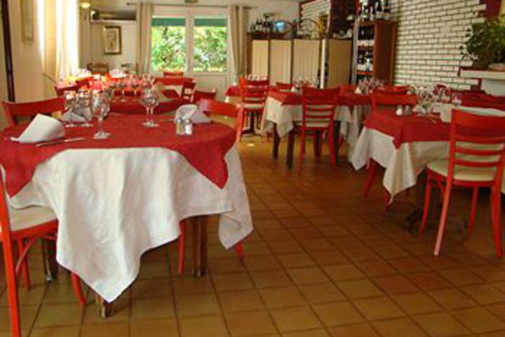 Dining 8 of 9