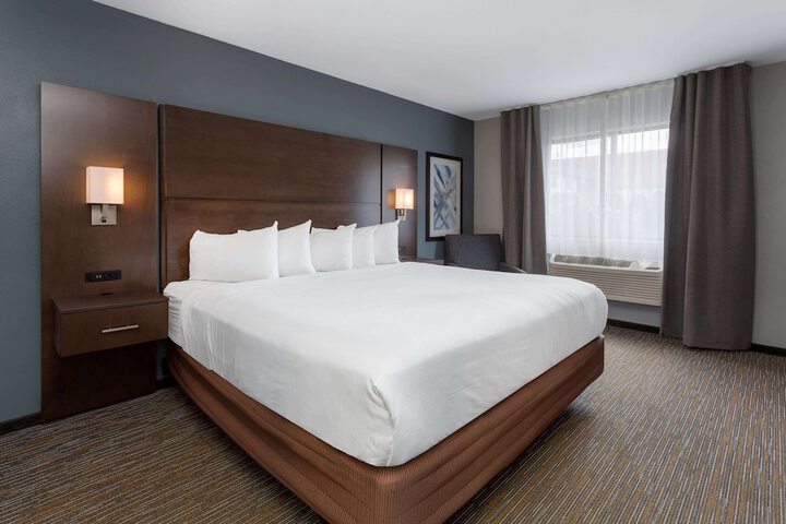 Premium King Bed (9 of 18)