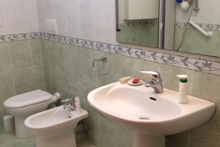 Room 2 of 8