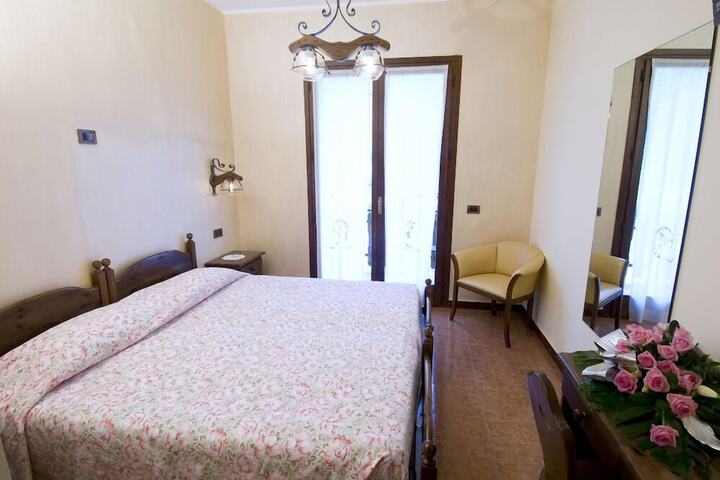 Room 3 of 62