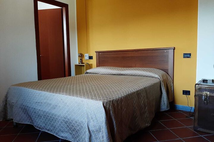 Room 6 of 16