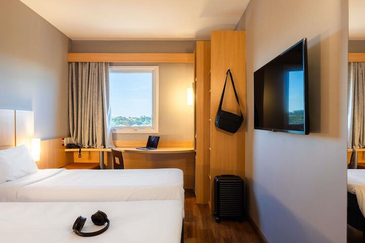 Room 4 of 64