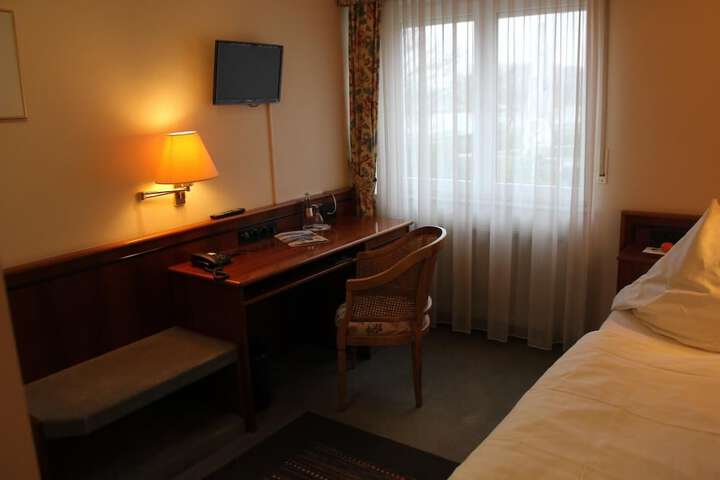 Room 5 of 33