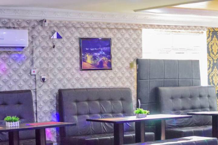 Lounge 45 of 58